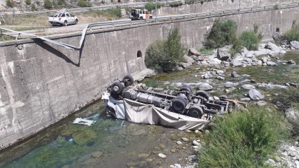 El camión, en el río Cinca. / Miguel Ángel Mur.