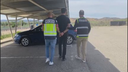 Los agentes detienen al presunto agresor sexual. / Policía Nacional.