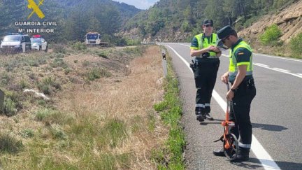 Varios agentes en el lugar del accidente en Puente de Montañana (Huesca). / Guardia Civil