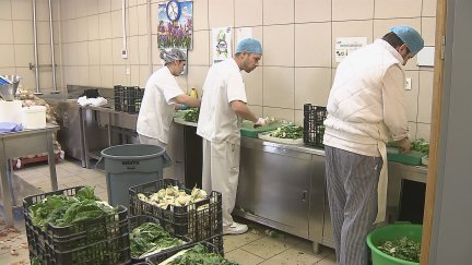 En los fogones del Miguel Servet preparan unos mil menús cada día.