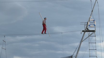 Un participante en el II Encuentro Internacional de Funambulistas y Equilibristas en Angües (Huesca).