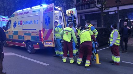 Los servicios de Emergencias atienden a la mujer apuñalada en Móstoles presuntamente por su pareja./ Europa Press