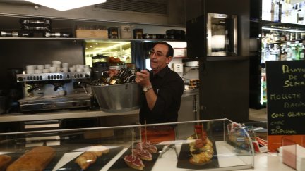 Un trabajador en un bar. / Europa Press
