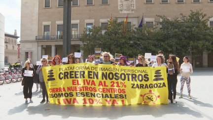 Imagen de la protesta de este lunes en las puertas de la Delegación del Gobierno, en Zaragoza.