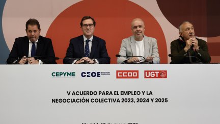 Firma del acuerdo entre la patronal y los sindicatos. / EFE