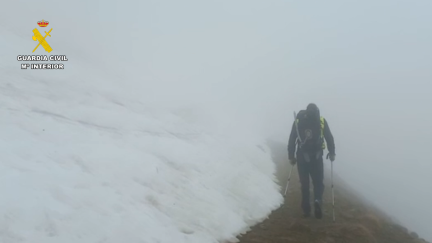 Un agente se dirige al lugar donde estaban los montañeros. / Guardia Civil