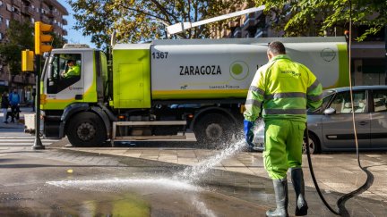 Imagen de archivo de trabajadores de limpieza viaria en Zaragoza. / Europa Press