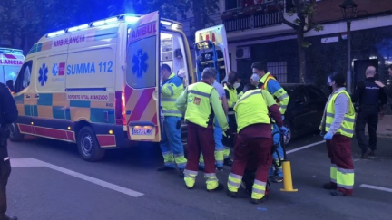 Los servicios de Emergencias atienden a la mujer apuñalada en Móstoles presuntamente por su pareja. / Europa Press
