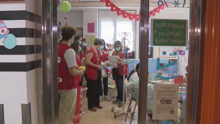 Voluntarios este viernes en el Hospital Infantil de Zaragoza.