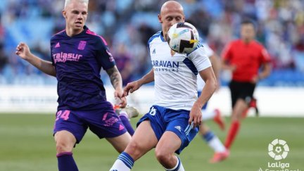 Mollejo controla el balón en un lance del encuentro.