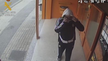 El sospechoso captado por una cámara de seguridad. / Guardia Civil.