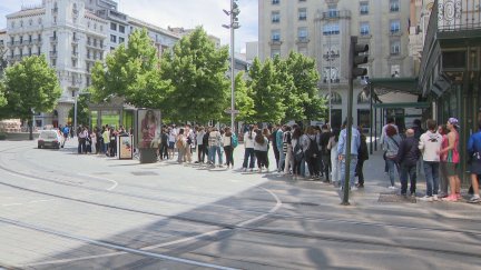 Miles de personas hicieron fila para entrar al centro comercial El Caracol, donde se habían instalado las taquillas.