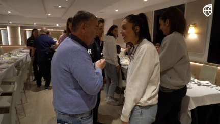 Cristina Ouviña charla con Miguel Médez, seleccionador nacional. Foto: FEB