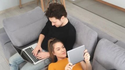 Las nuevas tecnologías influyen en la relación de parejas más jóvenes. / Canva