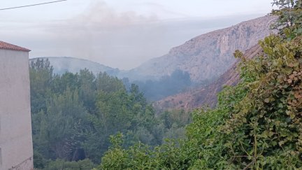 Imagen de la humareda que ha causado el incendio en las inmediaciones de la localidad.