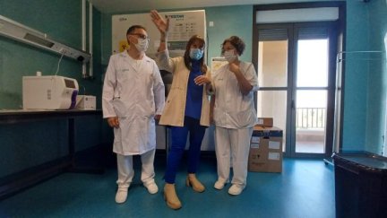 Repollés, esta mañana, en la Unidad de Aislamiento para Enfermedades de Alta Transmisibilidad del Hospital Royo Villanova, junto al jefe de Medicina Interna, Jesús Díez Manglano, y a la internista Esther del Corral. / Gobierno de Aragón