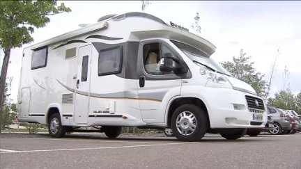 Una autocaravana aparcada al aire libre en Zaragoza.