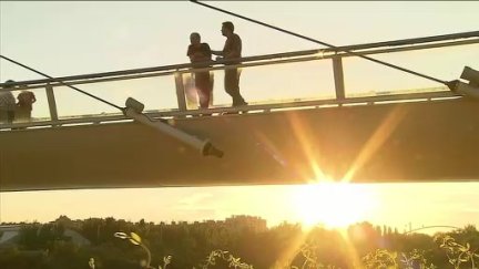 Una pareja de hombres conversa en Zaragoza
