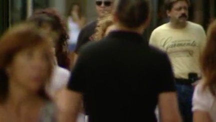 Gente que pasea por Zaragoza