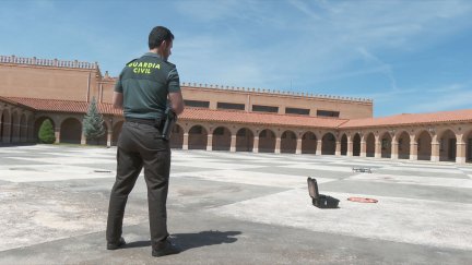 Un guardia civil maneja un dron en Teruel