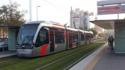 El servicio del tranvía se ha interrumpido entre la parada de Romareda (en la imagen) y Los Olvidados.