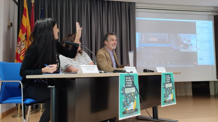 Francisco Falo, este jueves, junto a las coordinadoras del Proyecto Malva durante la presentación de las jornadas. / Gobierno de Aragón