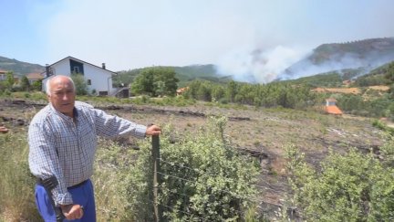 Un vecino muestra la proximidad del humo con sus casas.