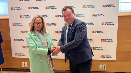 La consejera Mayte Pérez y el presidente de la FAMCP, Luis Zubieta, tras la firma de los dos convenios. / Gobierno de Aragón