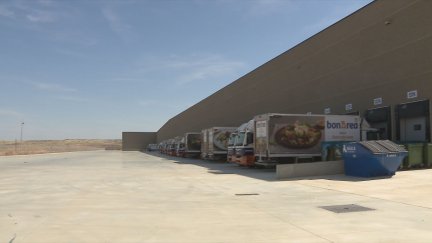 Cada día llegan a Épila una decena de tráileres y 30 camiones de reparto.