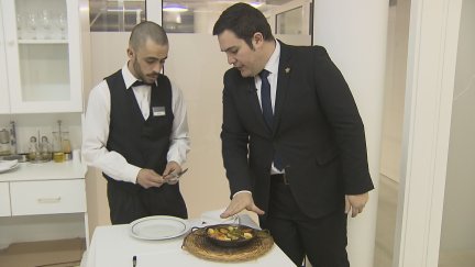 Un maestro enseñando a su alumno en la Escuela de Hostelería.