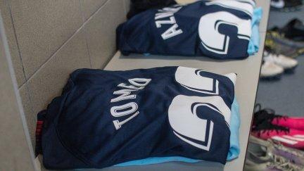Las camisetas de la SD Huesca en el vestuario del Anxo Carro.