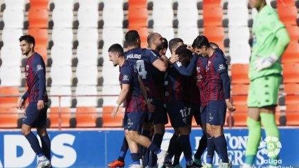 Los jugadores de la SD Huesca celebran uno de los goles del equipo en el Anxo Carro.