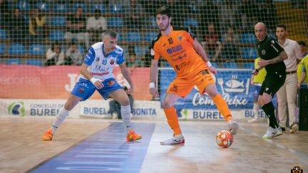 Retamar presiona a un rival en el duelo disputado este sábado en Burela.