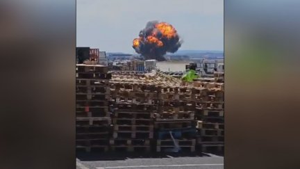 Al chocar contra el suelo, el caza ha provocado una gran explosión.