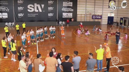 Las jugadoras del Sala Zaragoza, a la derecha, lamentan su descenso al finalizar el encuentro.