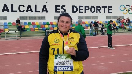 Vanesa Gil posa con la medalla de plata conquistada en Alcalá de Henares.