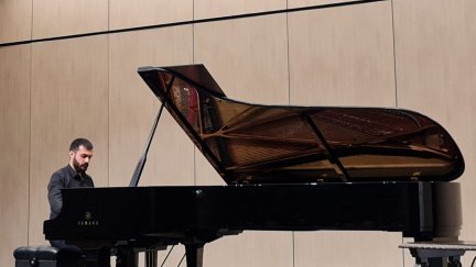 Rashid Behbudov al piano durante el certamen. / Ayutamiento de Teruel