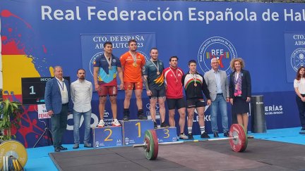 Raúl Usón, de naranja, en lo más alto del podio del reciente Campeonato de España.