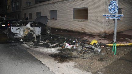 Contenedores y coche calcinados en Calatayud. / Policía Nacional