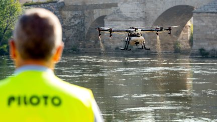 Dron pulverizando larvicida al Ebro junto al Puente de Piedra. / Miguel G. García. Ayuntamiento de Zaragoza