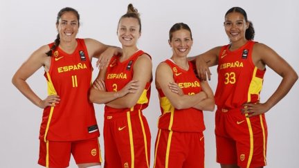 Vega Gimeno junto a sus compañeras de Selección.