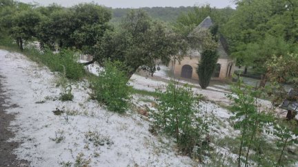Benabarre cubierto de blanco por la granizada de ayer / Ángel Roy y J. Alberto Lascorz