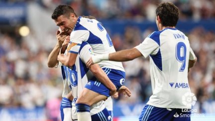 Zapater se abraza durante el encuentro de este viernes.