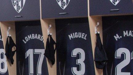 Camisetas de la SD Huesca en el vestuario.