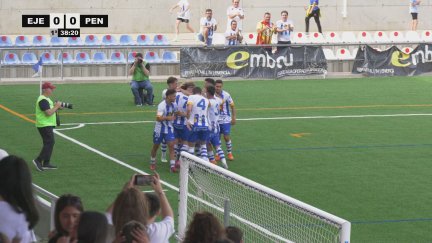 Los jugadores de la SD Ejea celebran el primer tanto del partido.