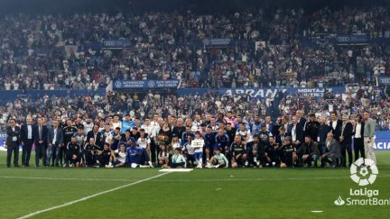 Foto de familia en La Romareda tras la despedida de Zapater. Foto: LaLiga