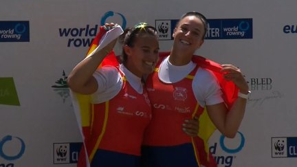 Aina Cid y Esther Briz (derecha) celebran el bronce conseguido este domingo en Bled.