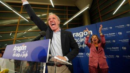 Jorge Azcón y Natalia Chueca celebran los reultados durante la noche electoral. / EFE