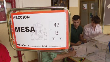 Mesa electoral en el colegio Virgen del Pilar de Zaragoza durante el 28 de mayo.