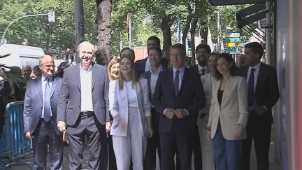 Los líderes territoriales del PP con Alberto Núñez Feijóo junto a la sede del partido en Madrid.